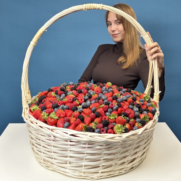 Не 1001 Роза корзина с ягодами микс 15000гр