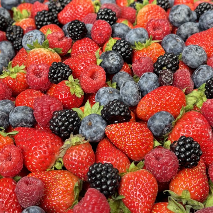 Не 1001 Роза корзина с ягодами микс 15000гр