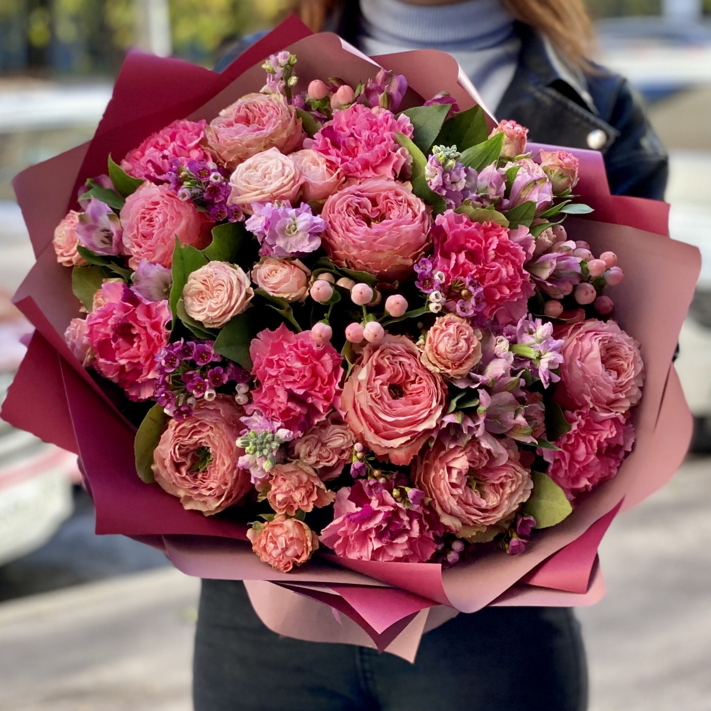 Эксклюзивный букет с маттиолами и в розовых тонах с доставкой на Женский День Восьмого Марта