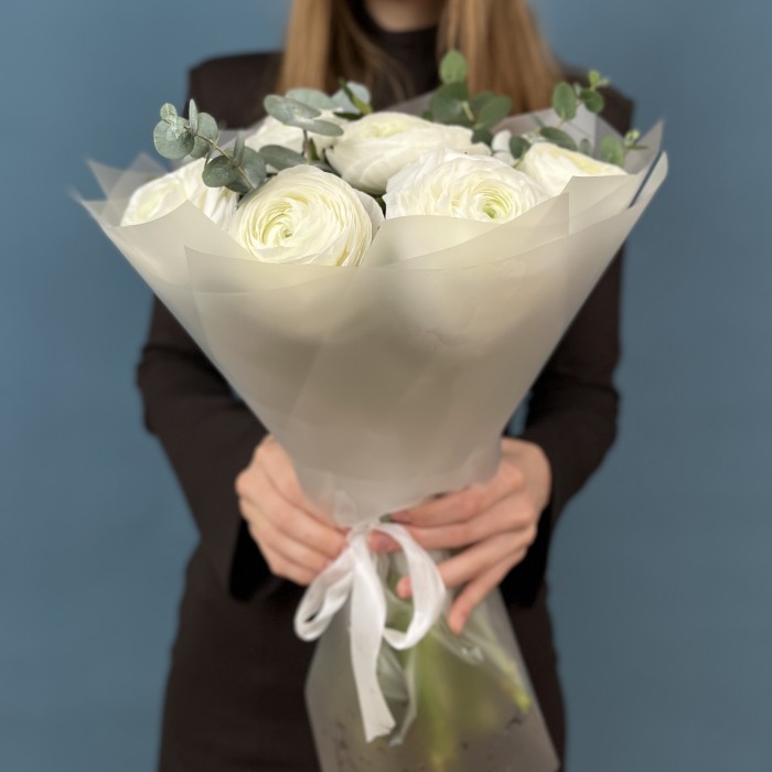 11 пышных белых ранункулюсов с эвкалиптом