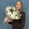 11 пышных белых ранункулюсов с эвкалиптом