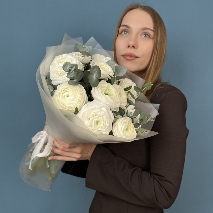 11 пышных белых ранункулюсов с эвкалиптом