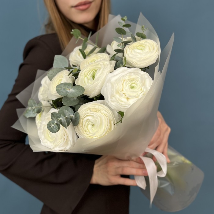 11 пышных белых ранункулюсов с эвкалиптом