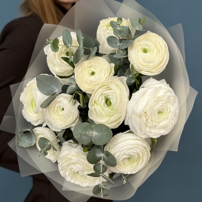 11 пышных белых ранункулюсов с эвкалиптом