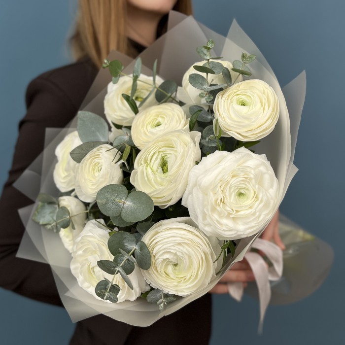 11 пышных белых ранункулюсов с эвкалиптом