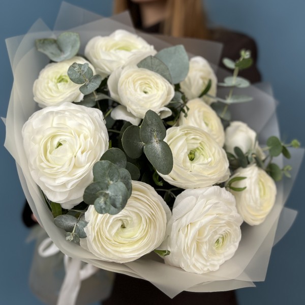 11 пышных белых ранункулюсов с эвкалиптом