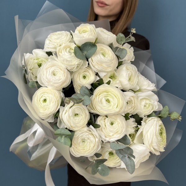 15 пышных белых Ранункулюсов с эвкалиптом