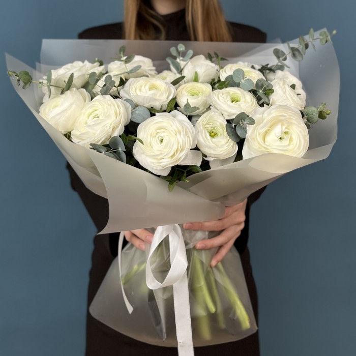 19 пышных белых Ранункулюсов с эвкалиптом