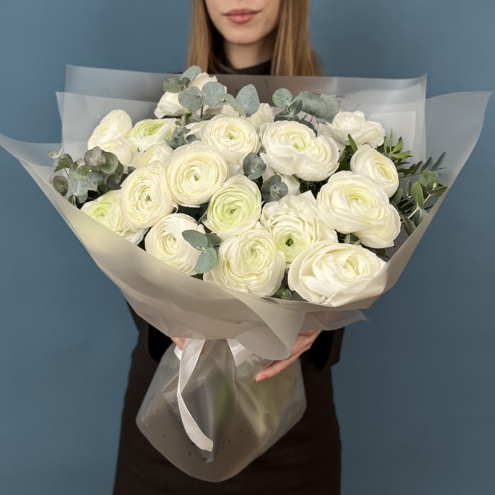 21 пышный белый Ранункулюс с эвкалиптом