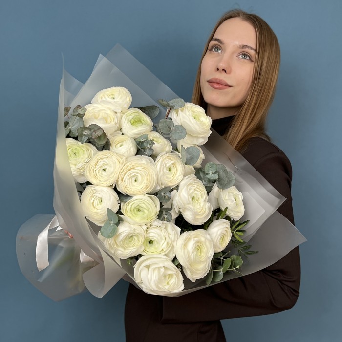 21 пышный белый Ранункулюс с эвкалиптом