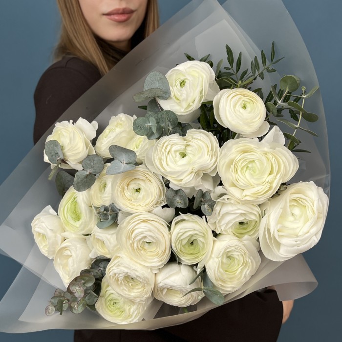 21 пышный белый Ранункулюс с эвкалиптом