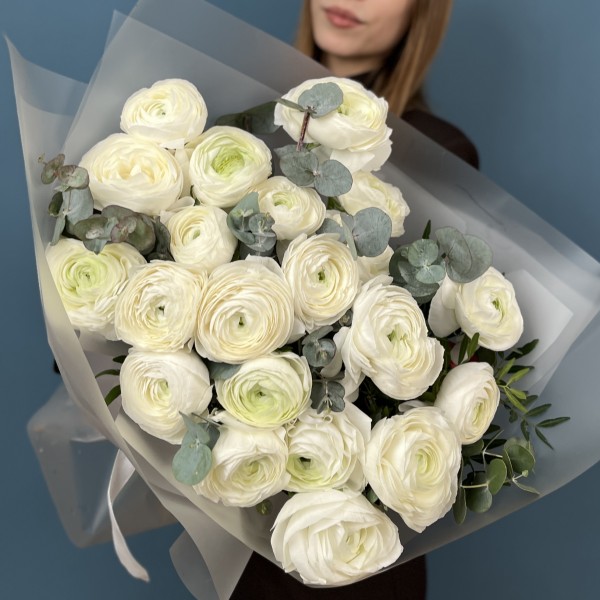 21 пышный белый Ранункулюс с эвкалиптом