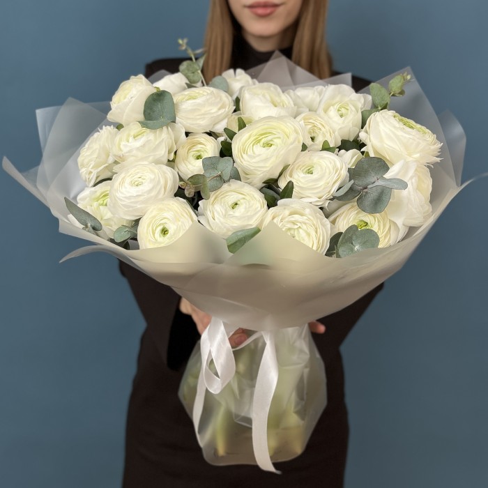 25 пышных белых Ранункулюсов с эвкалиптом
