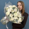 25 пышных белых Ранункулюсов с эвкалиптом