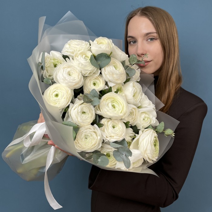 25 пышных белых Ранункулюсов с эвкалиптом