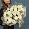 25 пышных белых Ранункулюсов с эвкалиптом