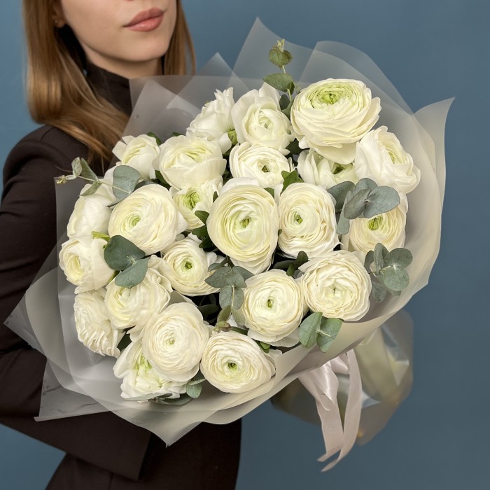 25 пышных белых Ранункулюсов с эвкалиптом