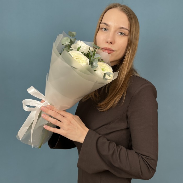 3 пышных белых Ранункулюса с эвкалиптом
