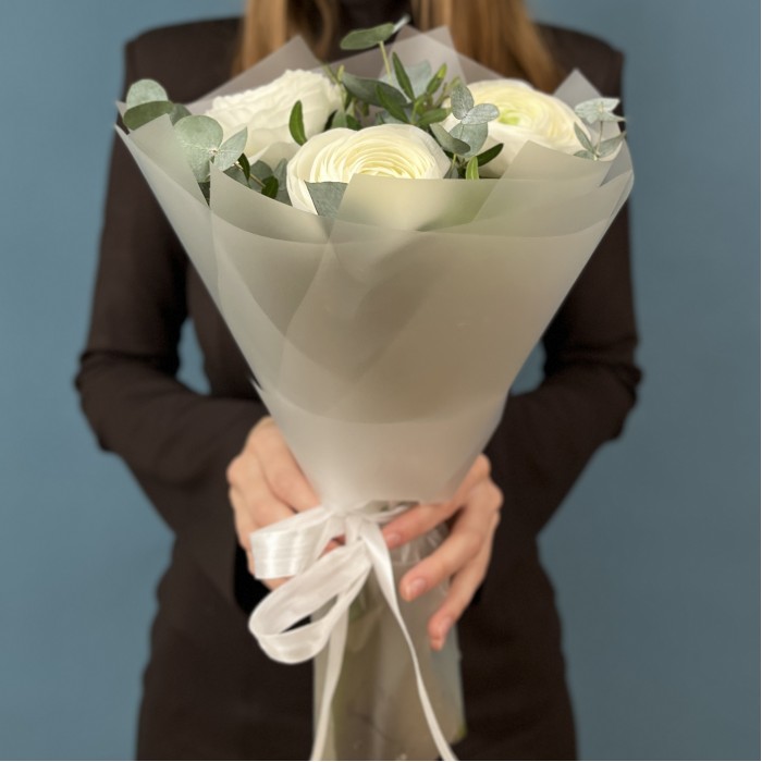 3 пышных белых Ранункулюса с эвкалиптом