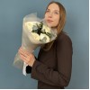 5 пышных белых Ранункулюсов с эвкалиптом