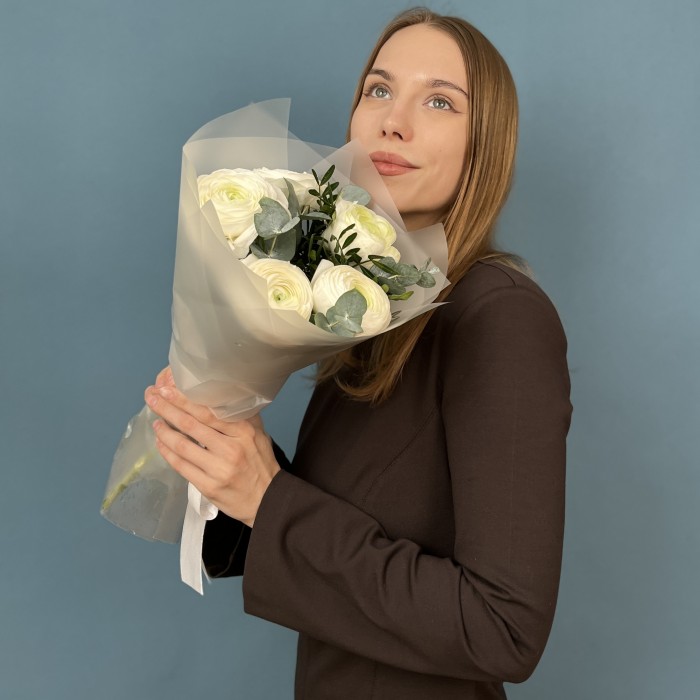 5 пышных белых Ранункулюсов с эвкалиптом