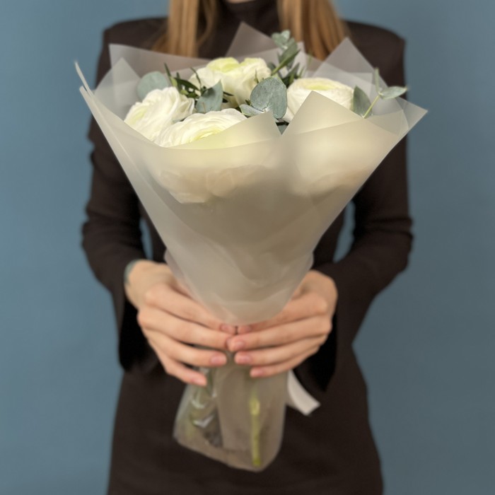 5 пышных белых Ранункулюсов с эвкалиптом