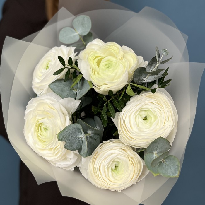 5 пышных белых Ранункулюсов с эвкалиптом