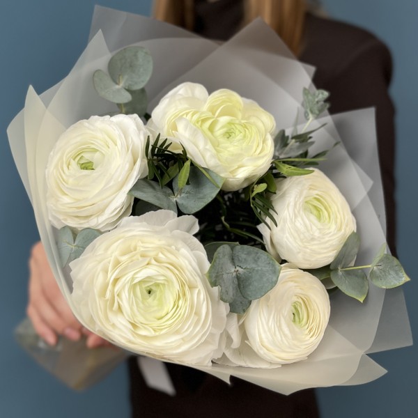 5 пышных белых Ранункулюсов с эвкалиптом