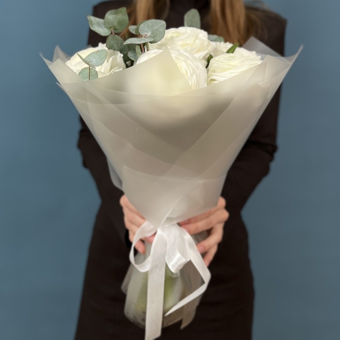 7 пышных белых ранункулюса с эвкалиптом