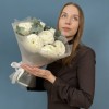 7 пышных белых ранункулюсов с эвкалиптом