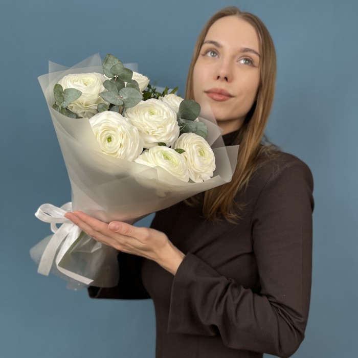 7 пышных белых ранункулюса с эвкалиптом