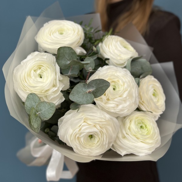 7 пышных белых ранункулюса с эвкалиптом