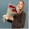 7 пышных красных ранункулюсов с эвкалиптом