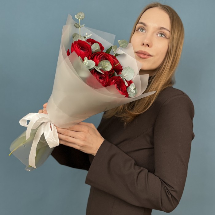 7 пышных красных ранункулюсов с эвкалиптом