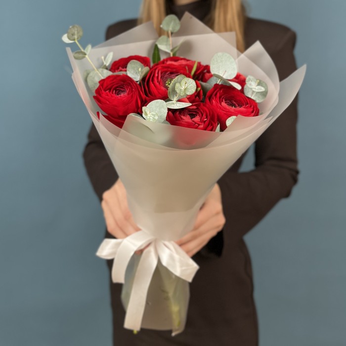 7 пышных красных ранункулюсов с эвкалиптом