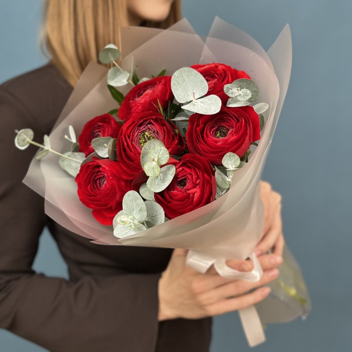 7 пышных красных ранункулюсов с эвкалиптом