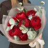 7 пышных красных ранункулюсов с эвкалиптом