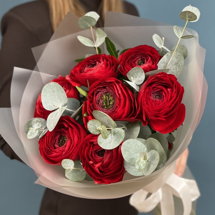 7 пышных красных ранункулюсов с эвкалиптом