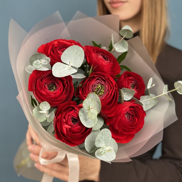 7 пышных красных ранункулюсов с эвкалиптом
