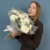 9 пышных белых Ранункулюсов с эвкалиптом
