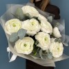 9 пышных белых Ранункулюсов с эвкалиптом