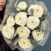 9 пышных белых Ранункулюсов с эвкалиптом
