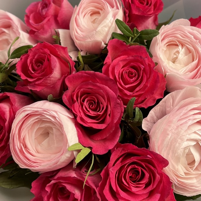 Букет розовых Ранункулюсов и роз Дабл Дейт