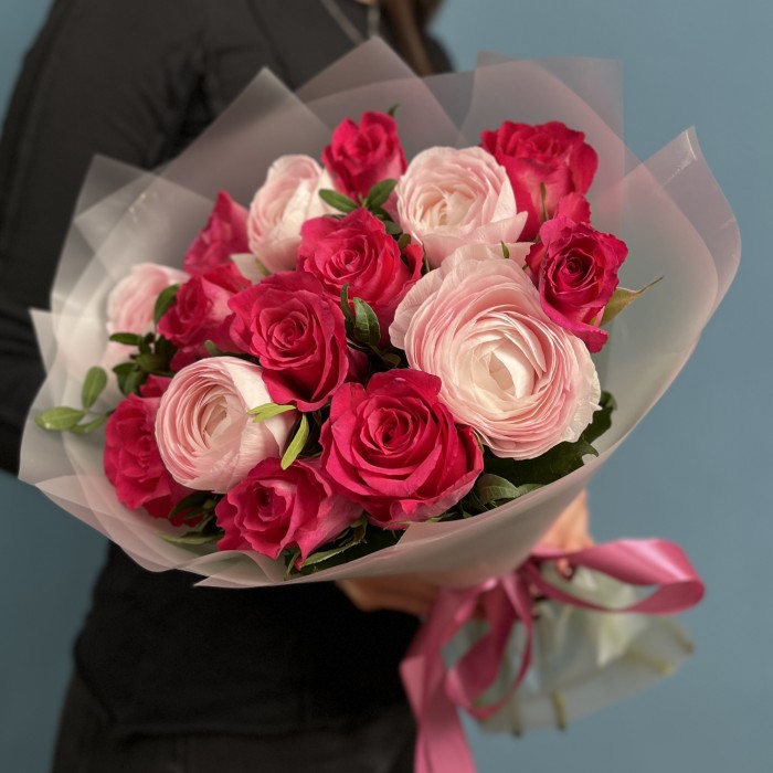 Букет розовых Ранункулюсов и роз Дабл Дейт