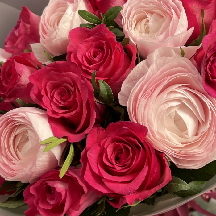 Букет розовых Ранункулюсов и роз Дабл Дейт