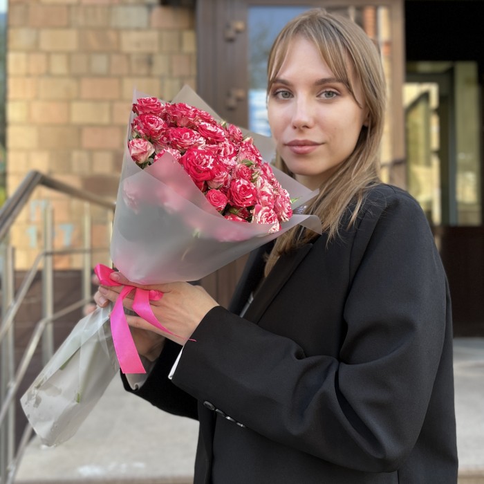 11 кустовых бело-малиновых роз Файрворкс 40 см