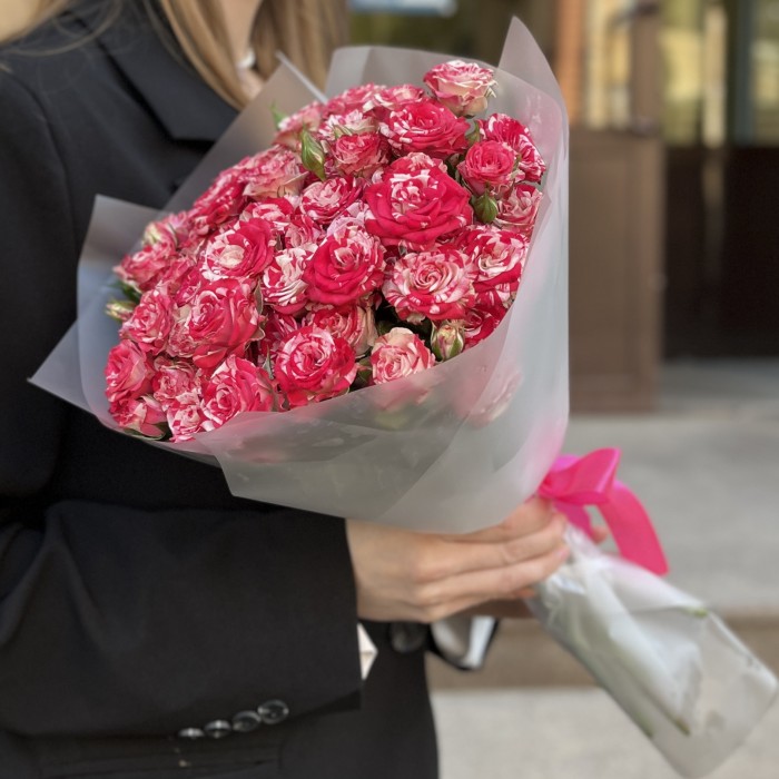 11 кустовых бело-малиновых роз Файрворкс 40 см