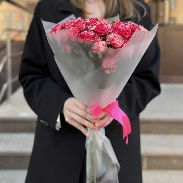 11 кустовых бело-малиновых роз Файрворкс 40 см