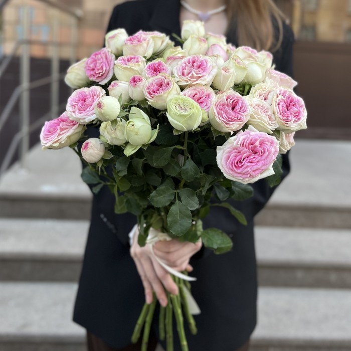 11 кустовых пионовидных роз Джелатто 50 см