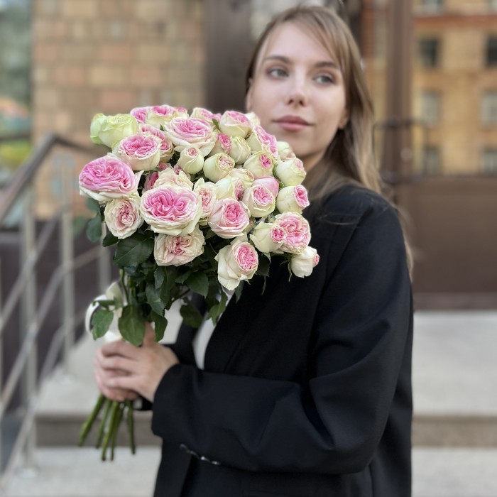 11 кустовых пионовидных роз Джелатто 50 см